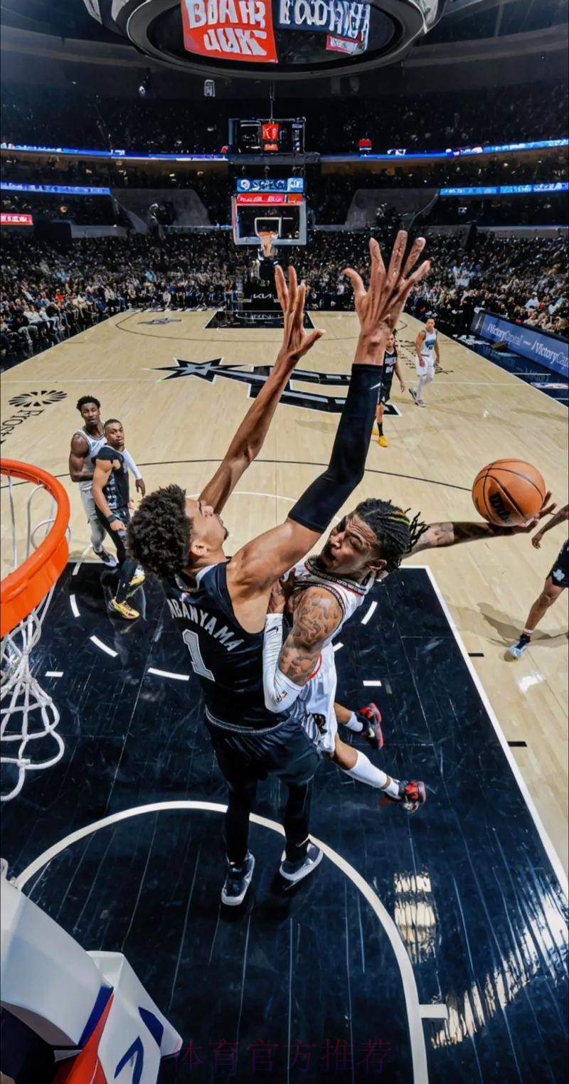 沃特斯上篮被帽 文班亚马暴扣得手